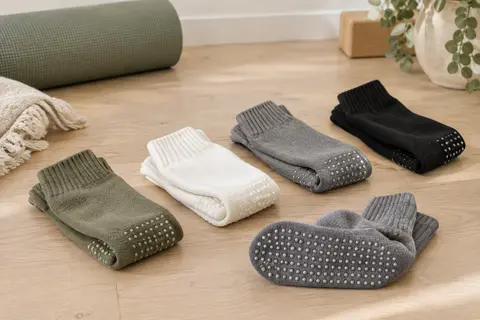 Quatre paires de chaussettes antidérapantes de yoga, dont une retournée pour montrer les picots en silicone
